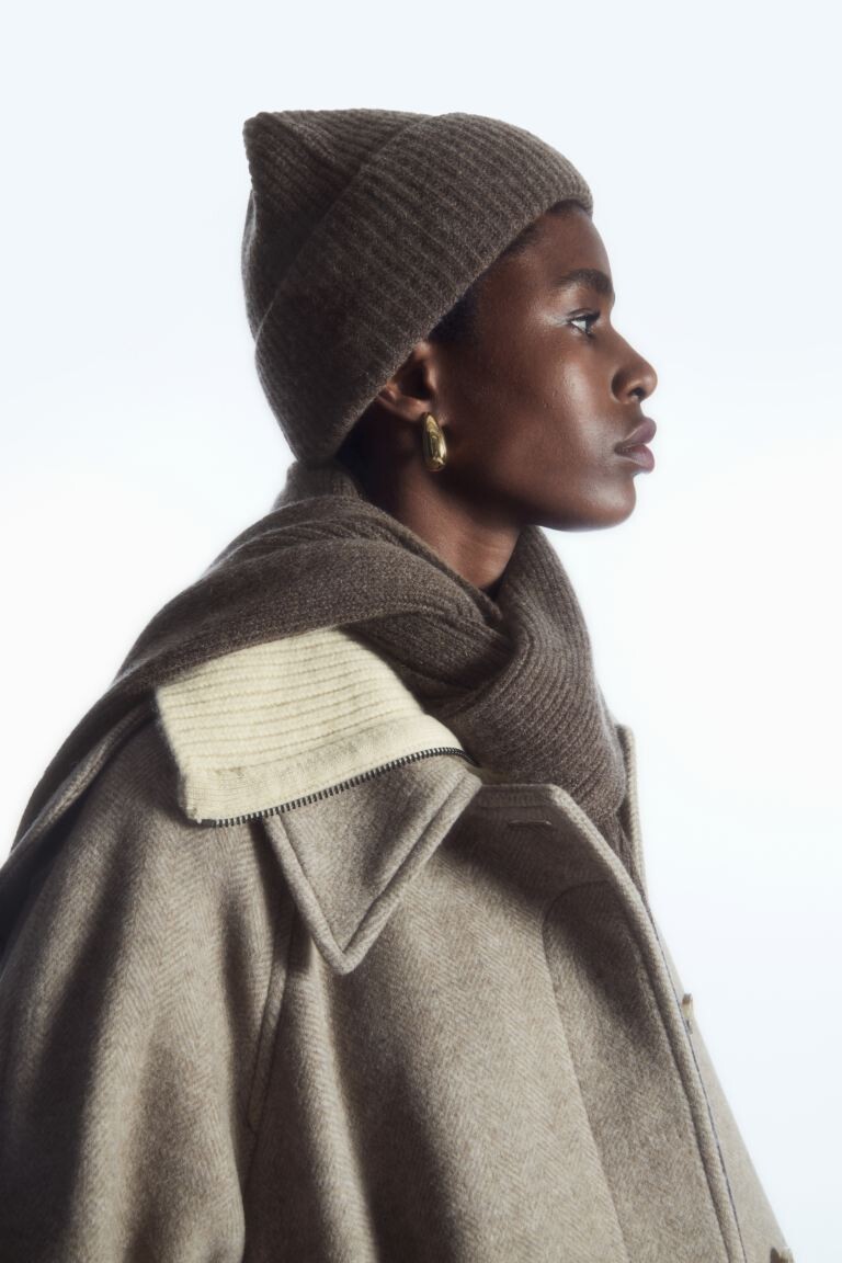

Шапка-бини COS Cashmere-blend, темно-коричневый меланж
