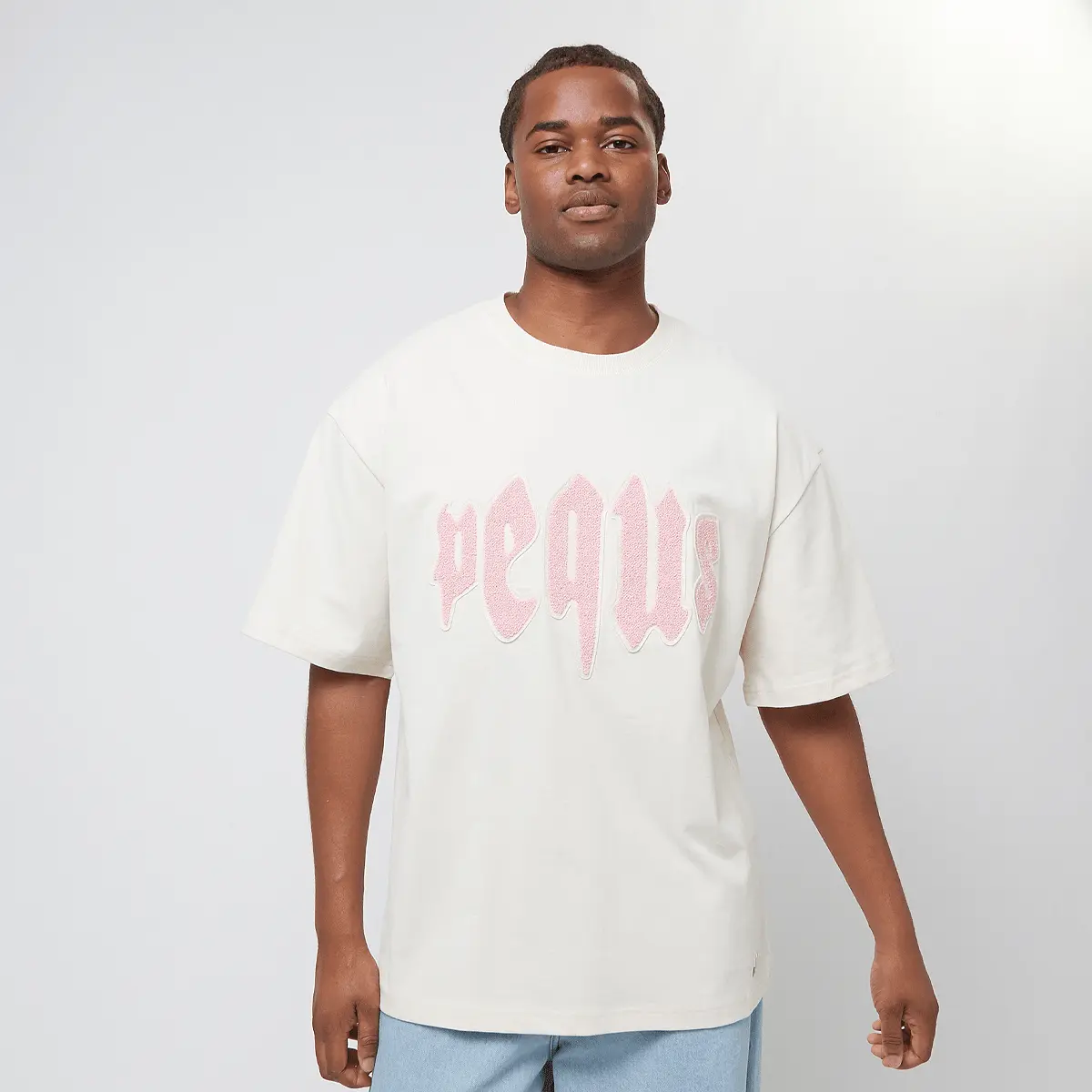 

Футболка PEQUS Mythic Logo Patch T-Shirt, белый/розовый