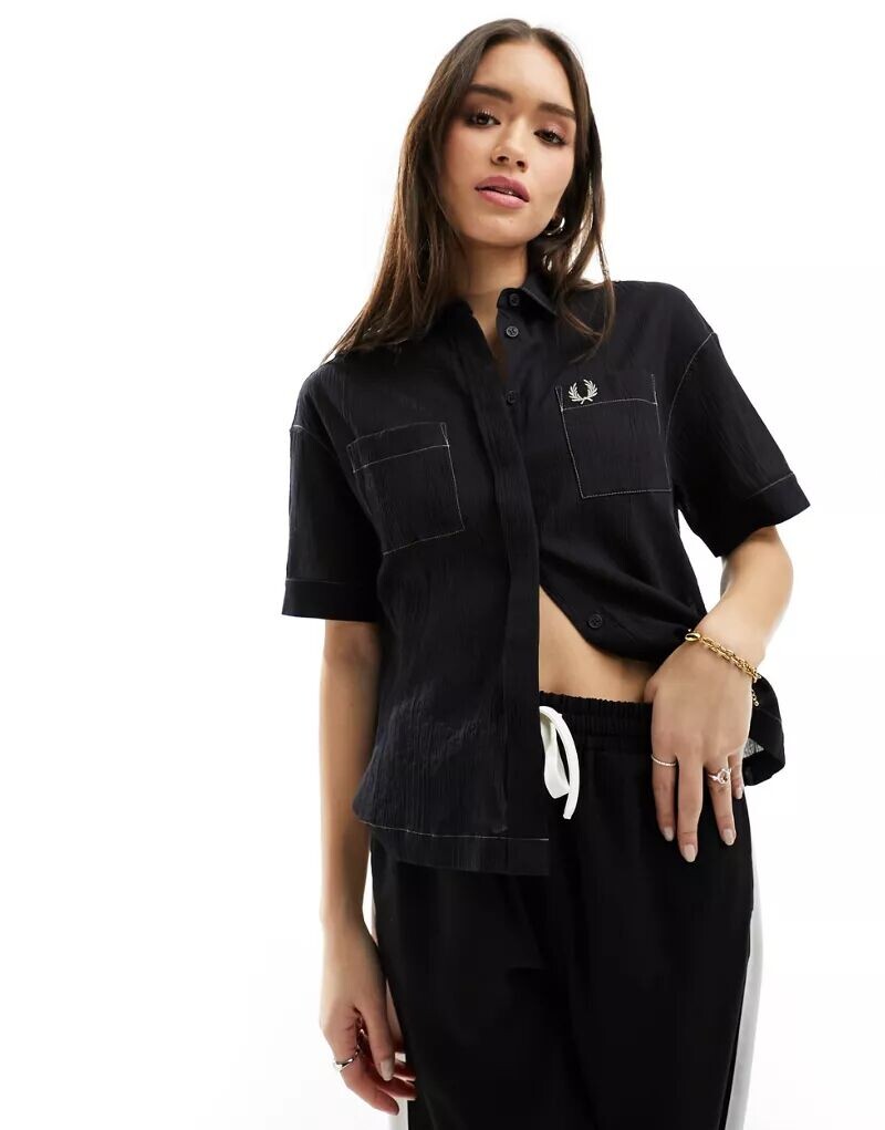 

Черная креповая рубашка с короткими рукавами Fred Perry