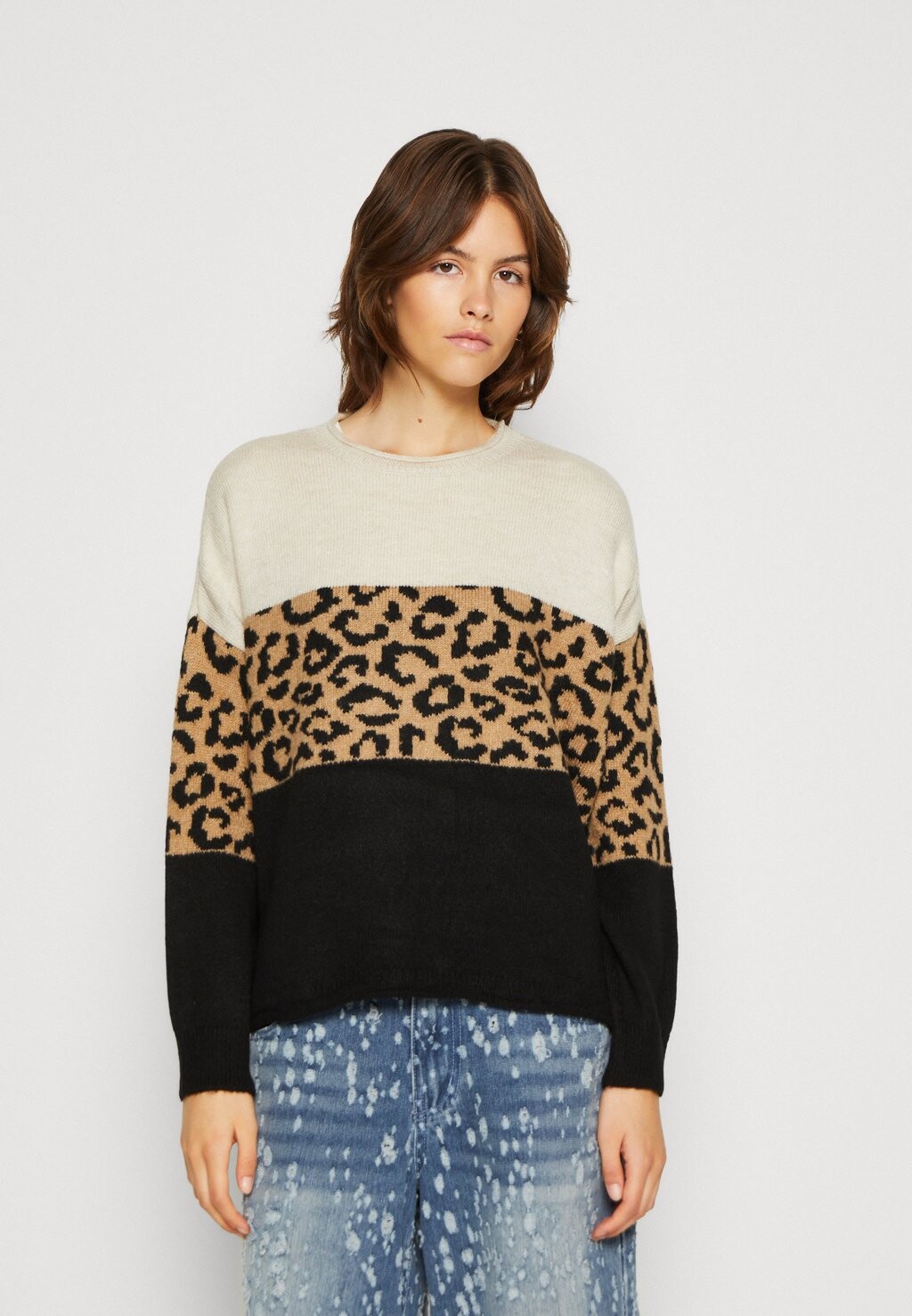 

Свитшот ONLY ONLJADE ANIMAL O NECK, цвет moonbeam/black/toasted coconut