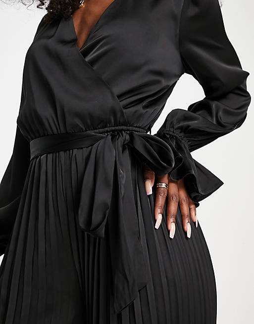 Эксклюзивный атласный комбинезон In The Style черного цвета с широкими штанинами и поясом