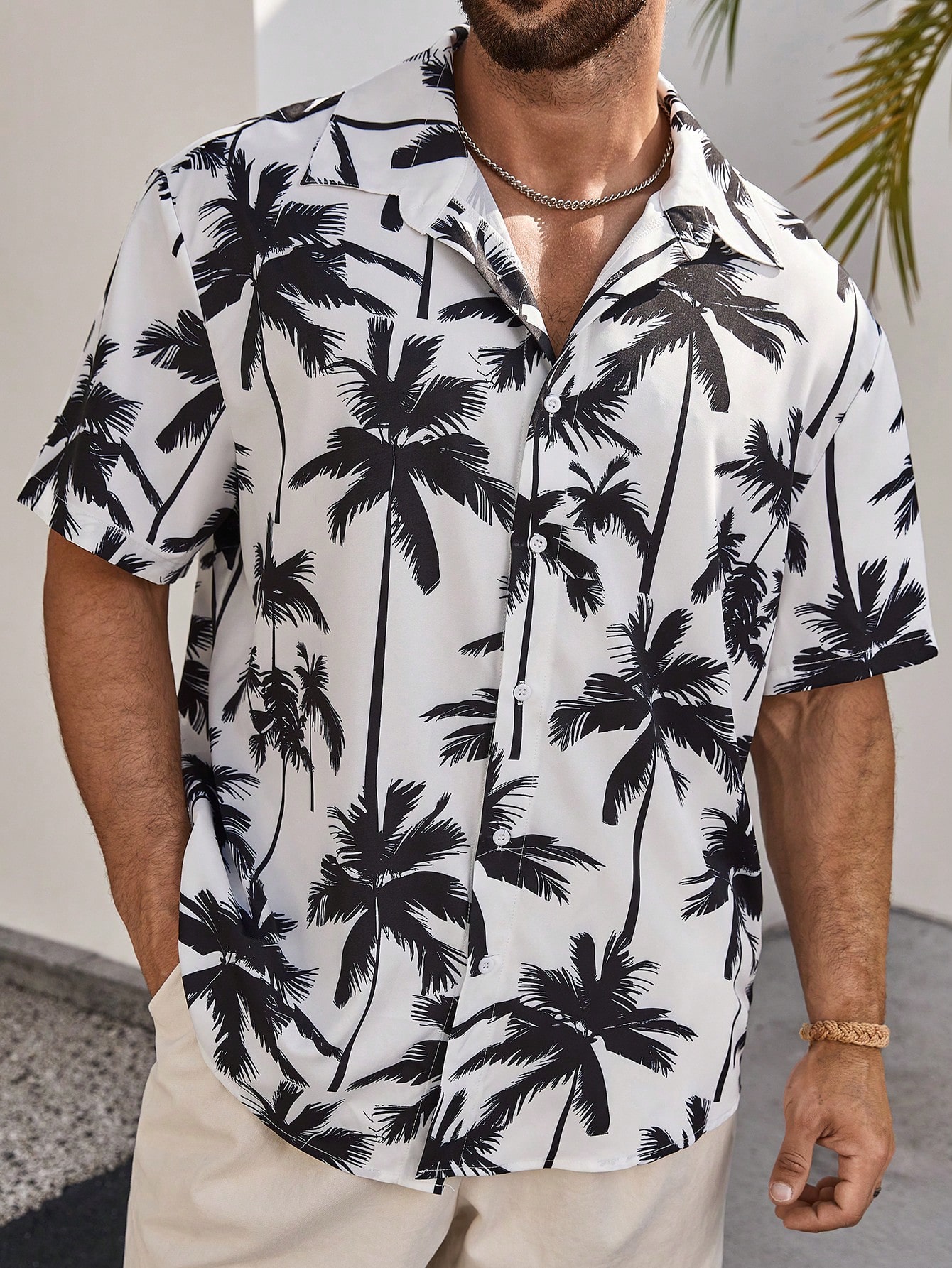 Мужская рубашка с коротким рукавом Manfinity RSRT Plus с цифровым принтом пальм, черное и белое
