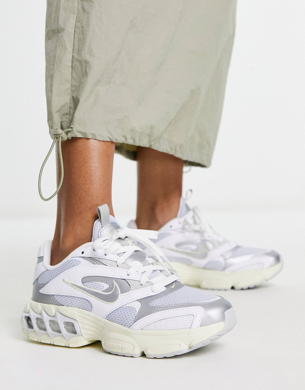 

Серебристые кроссовки Nike Zoom Air Fire