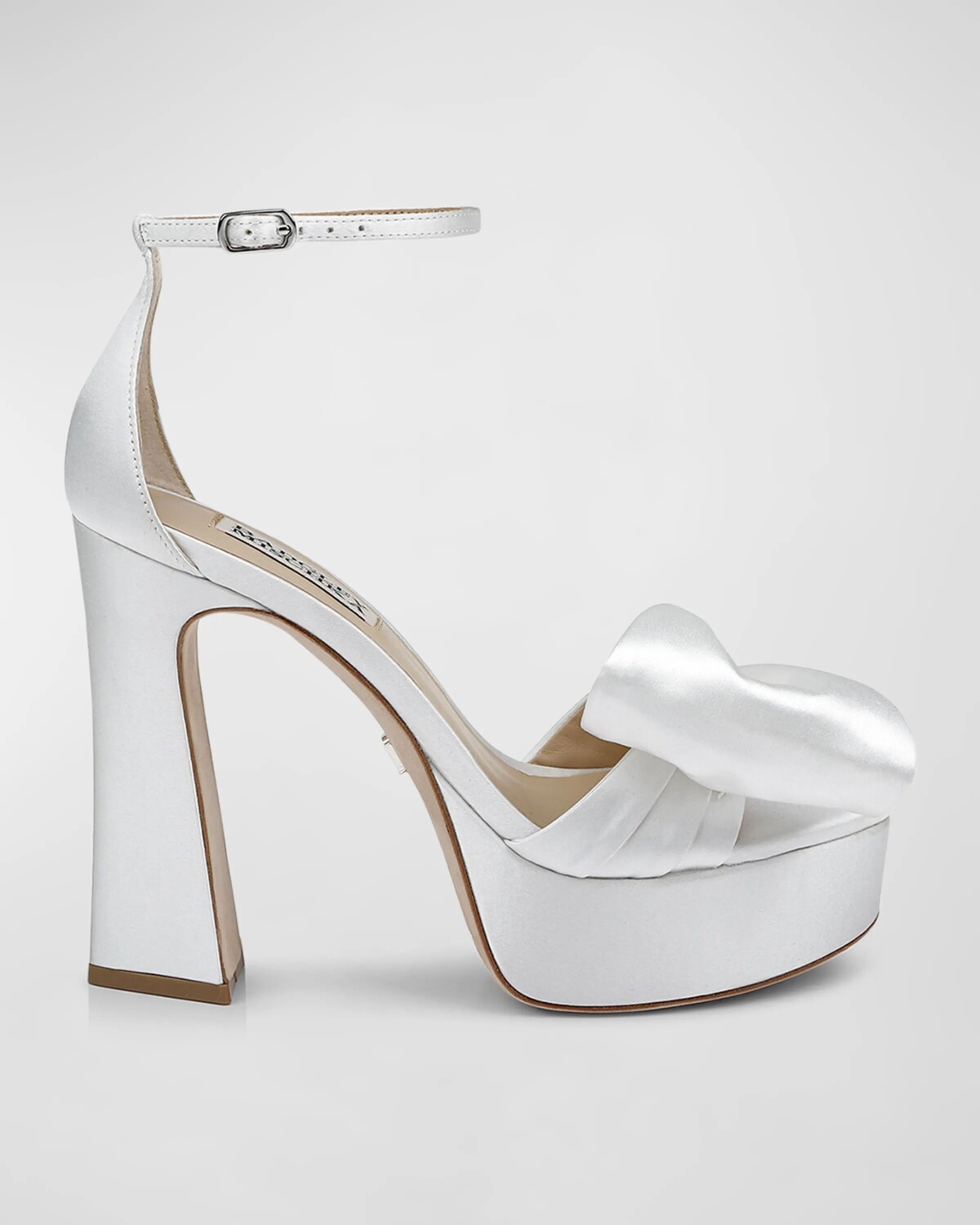 

Сандалии Alora на платформе с шелковым бантом Badgley Mischka, цвет Soft White