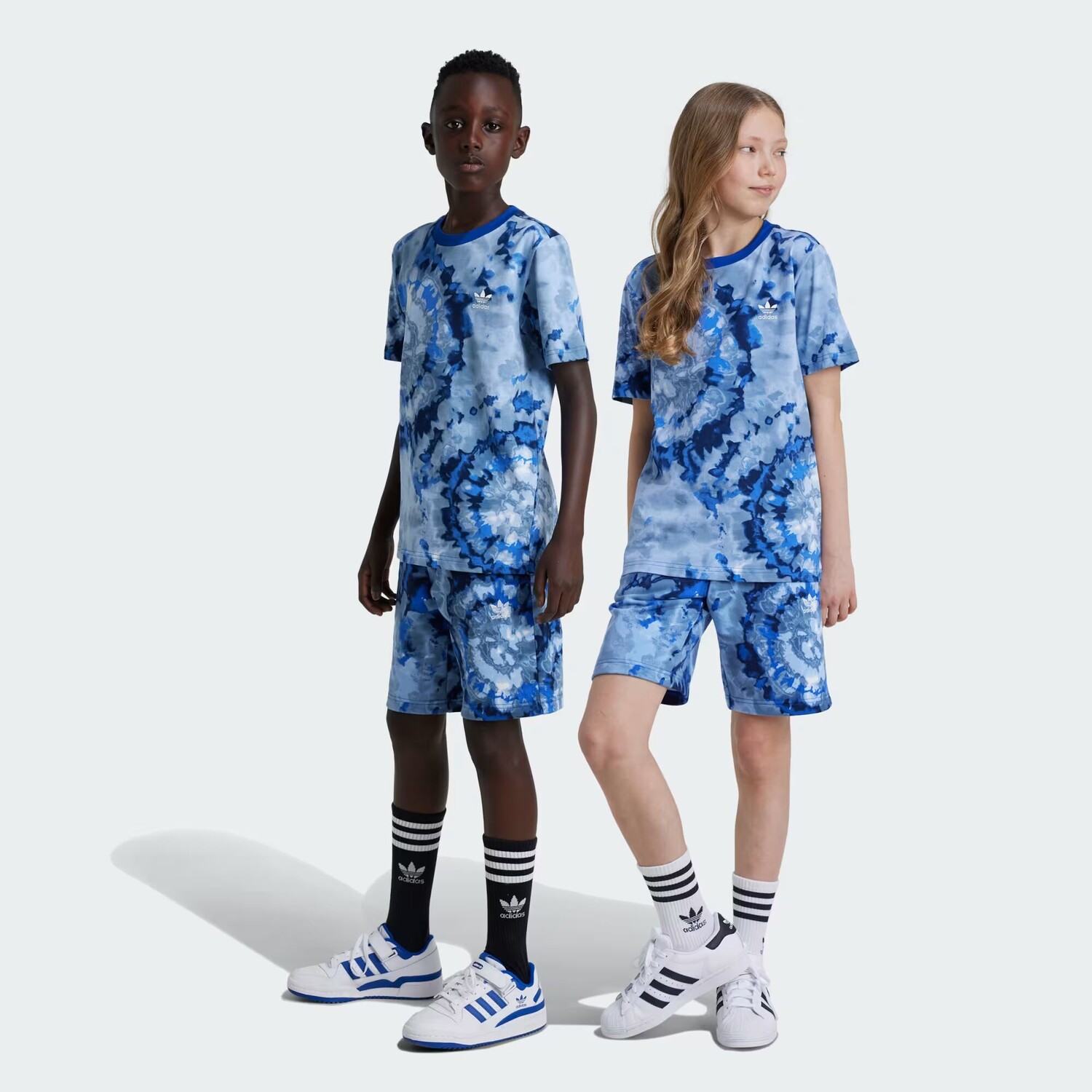 

Шорты с принтом тай-дай Originals по всей поверхности Adidas, цвет Royal Blue/Multicolor