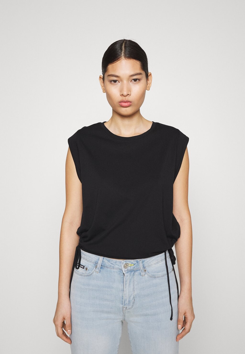 

Базовая футболка DKNY, черный