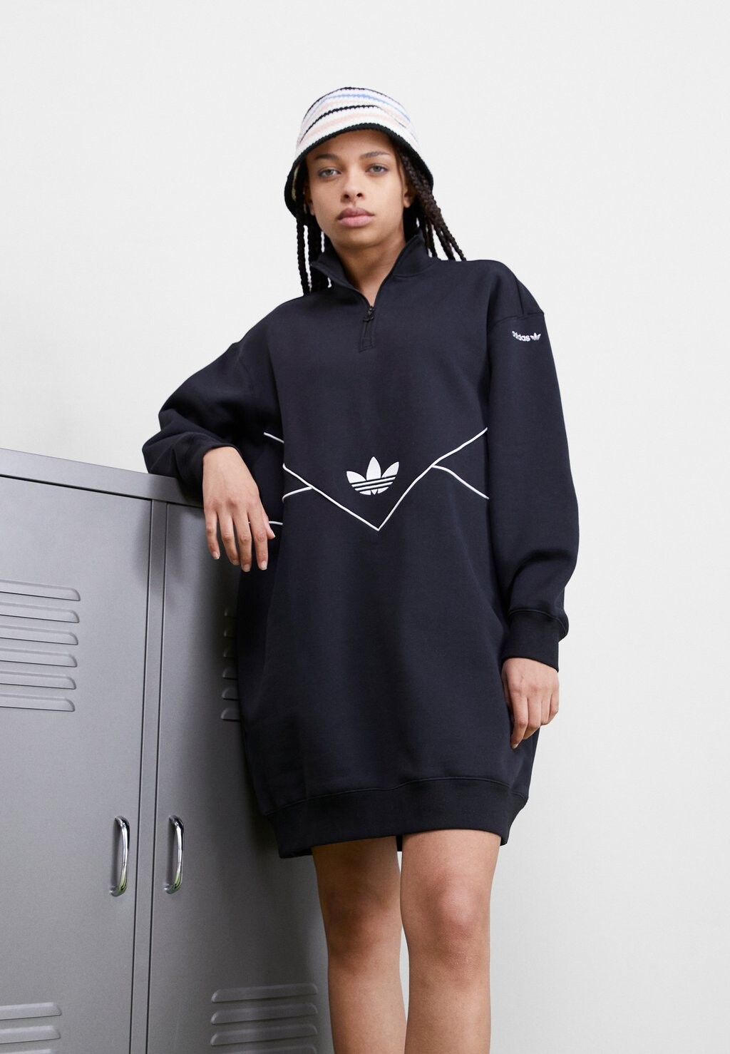 

Повседневное платье adidas Originals, черно-белый