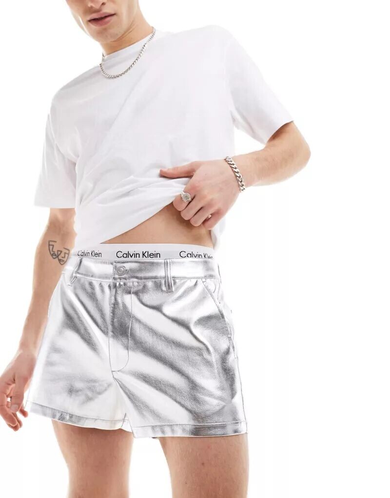 

Шорты ASOS из кожи серебристого цвета с узким укороченным кроем