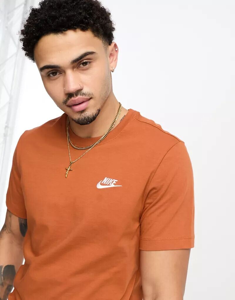

Коричневая футболка Nike Club