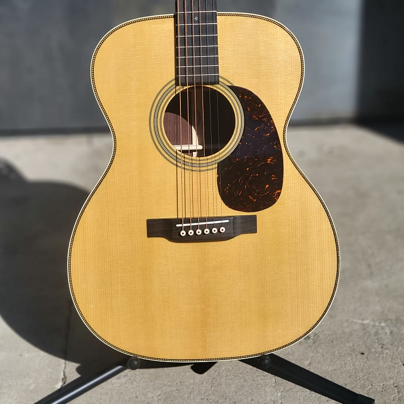Акустическая гитара Martin 000-28 Rosewood Back and Sides цена и фото