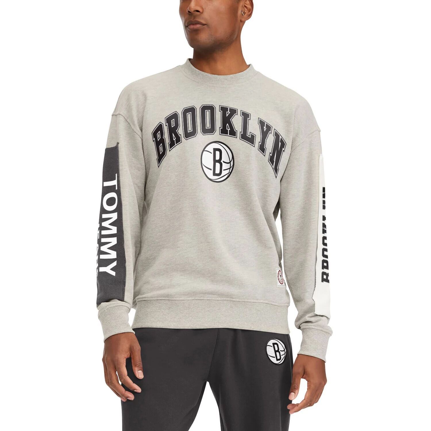 

Мужской серый пуловер с нашивкой Tommy Jeans Brooklyn Nets James Patch