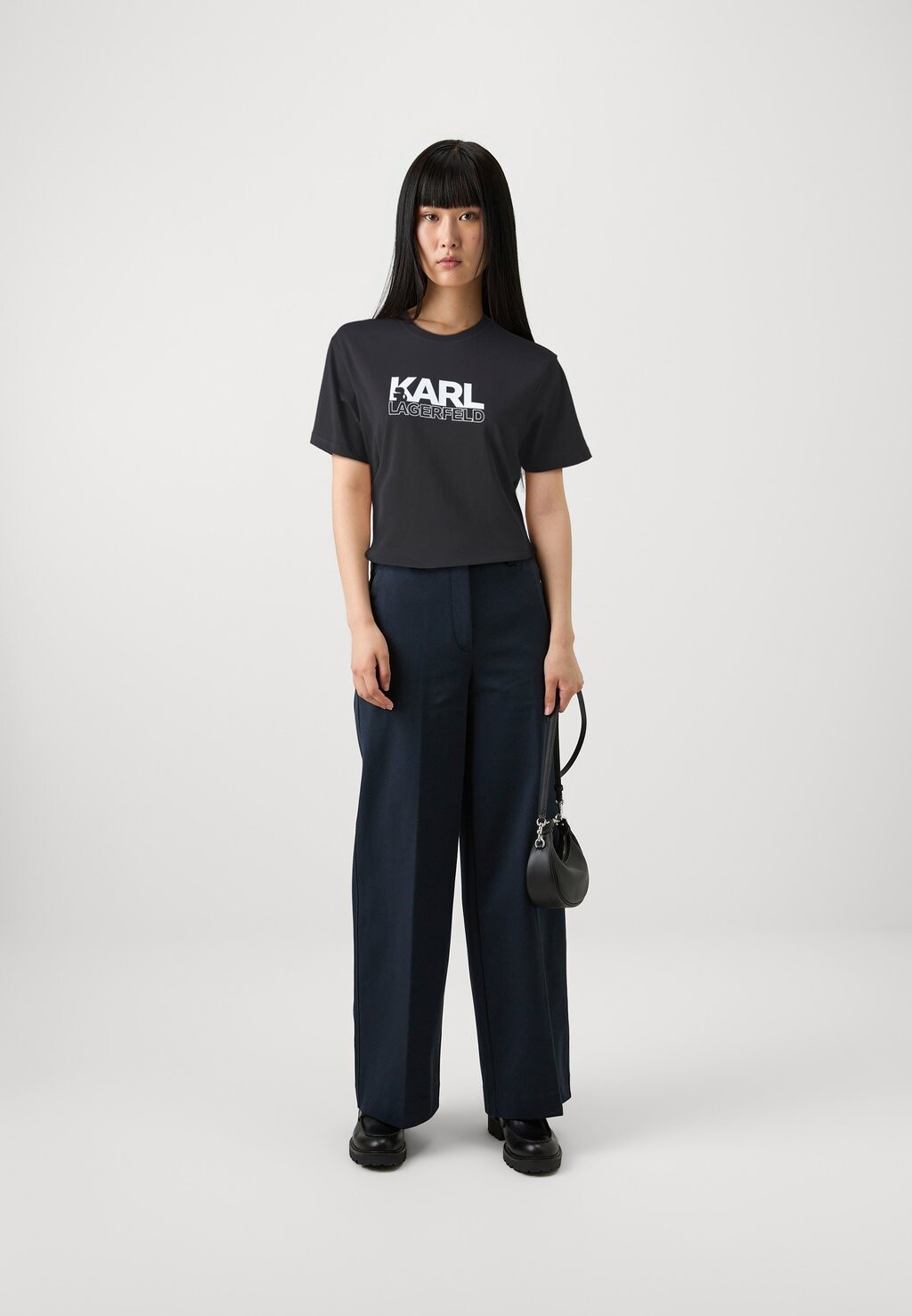 

Футболки с принтом STACK LOGO KARL LAGERFELD, черный