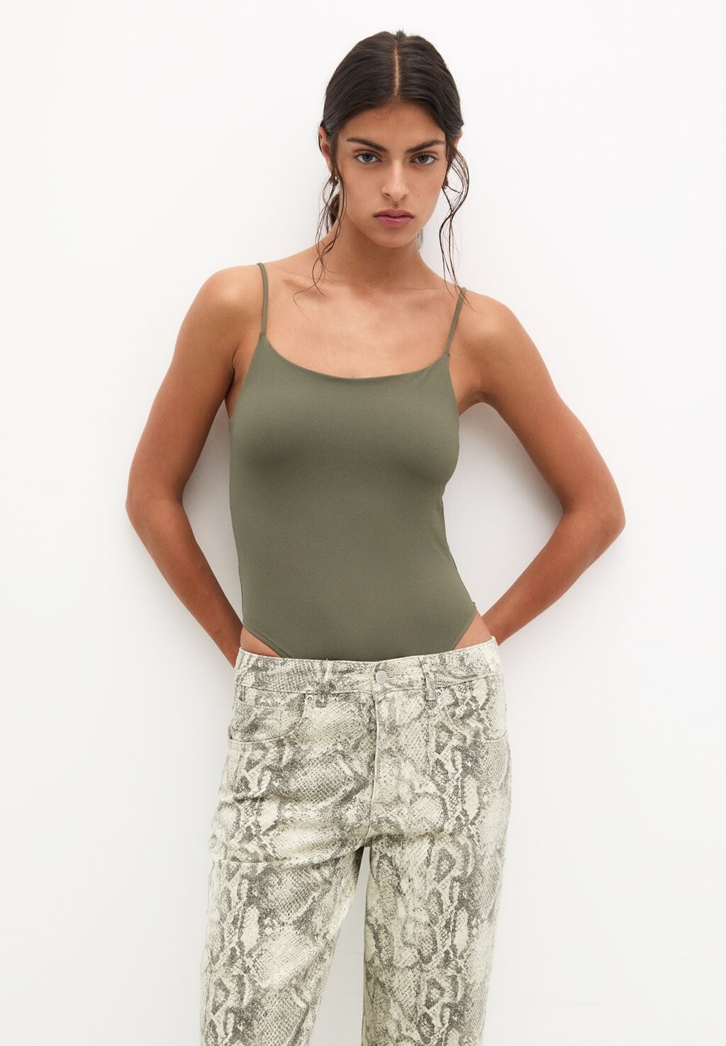 

Топ WITH THIN STRAPS PULL&BEAR, цвет Khaki