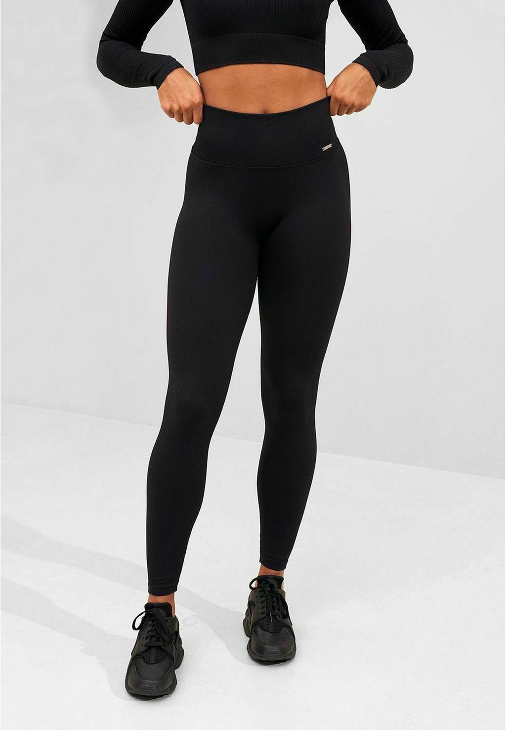 

Тайтсы RIBBED SEAMLESS aim’n, цвет black