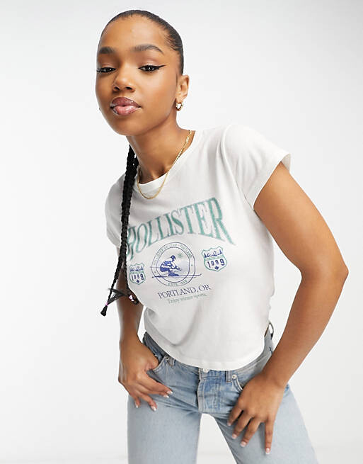 

Белый укороченный топ с короткими рукавами и логотипом Hollister