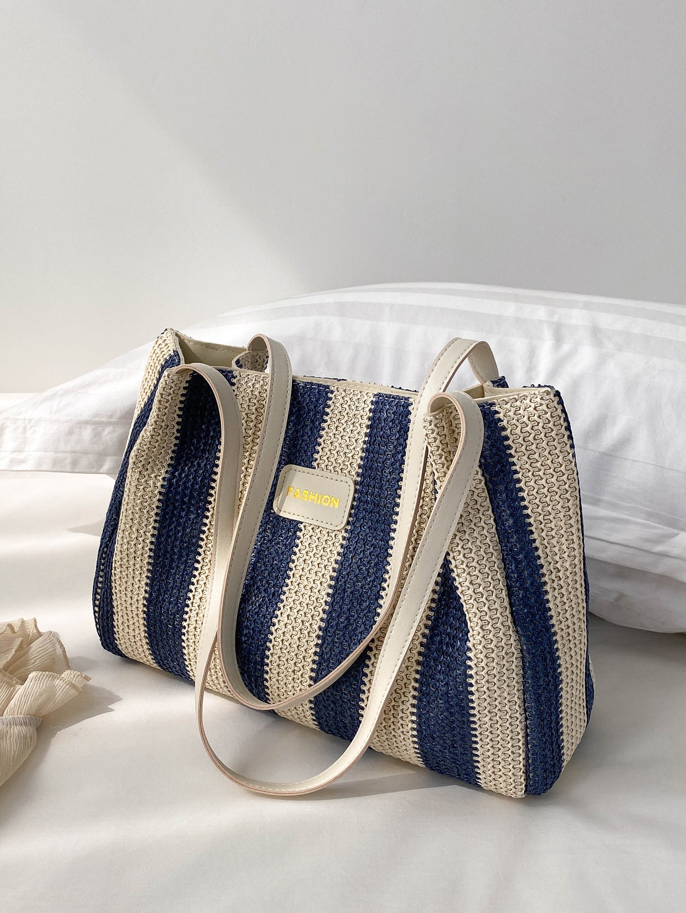 цена Простая повседневная большая сумка с контрастной полосой, синий и белый