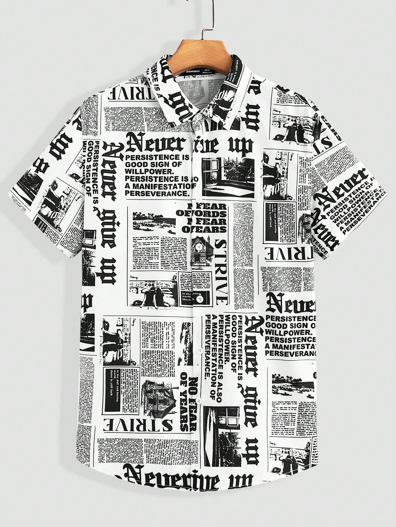 цена Мужская тканая рубашка с короткими рукавами Manfinity RSRT с газетным принтом, черное и белое