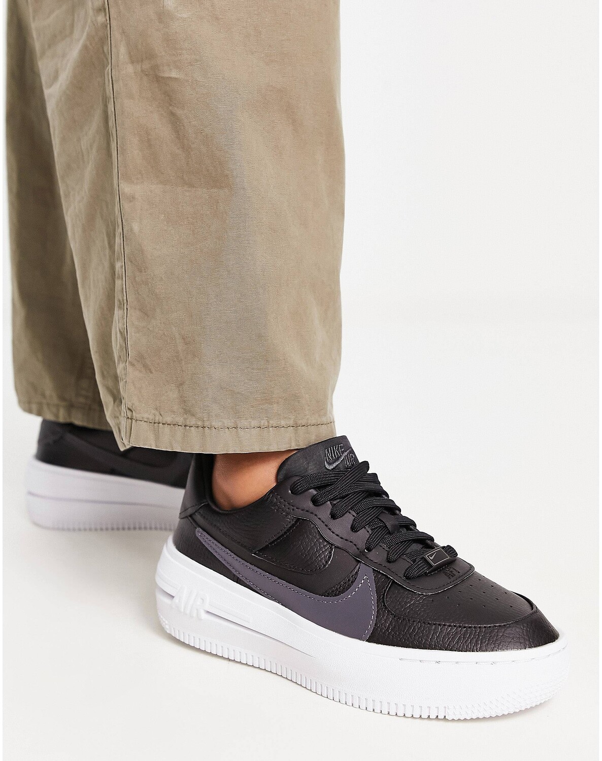 

Черные кроссовки Nike AF1 PLT.AF.ORM
