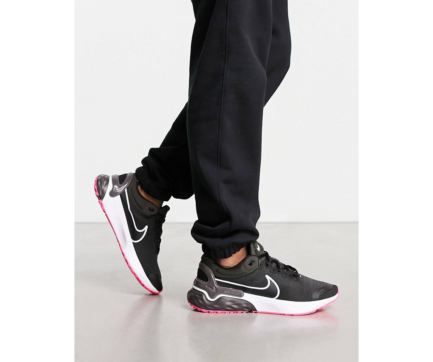 

Черные и розовые кроссовки Nike Running Renew Run 3