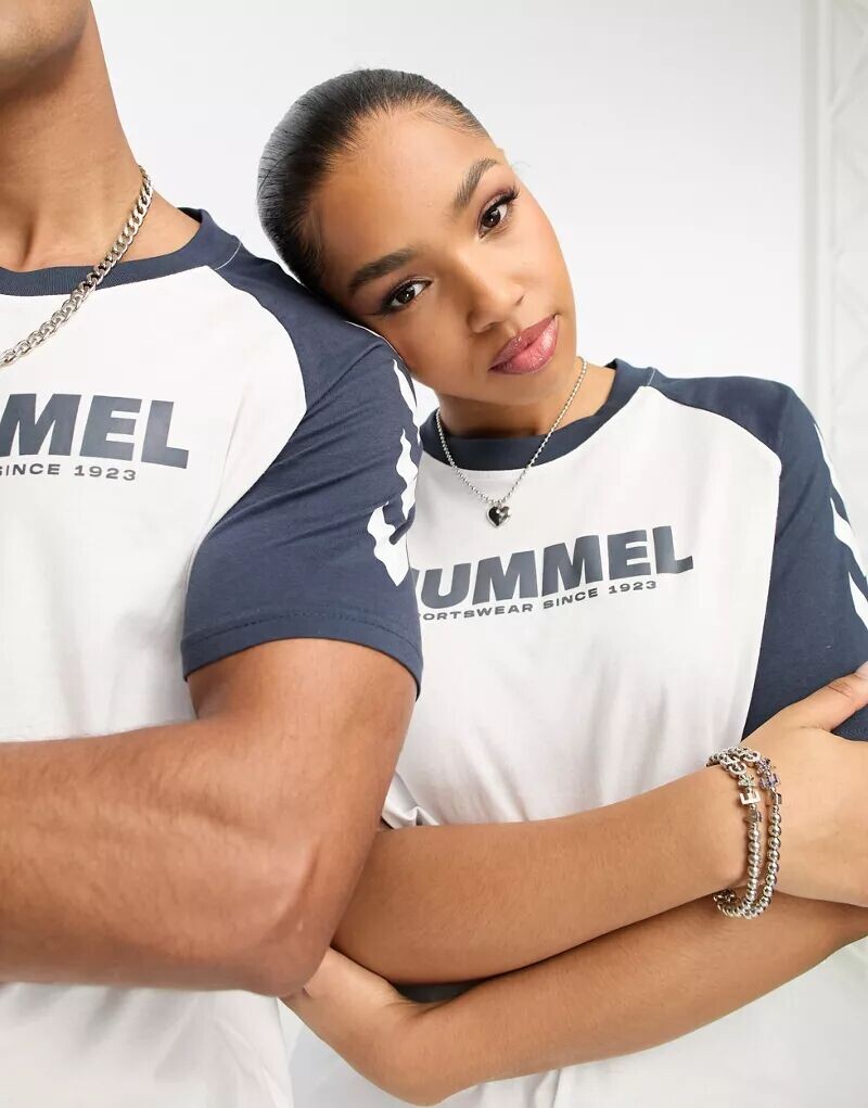 

Белая футболка унисекс Hummel Blocked