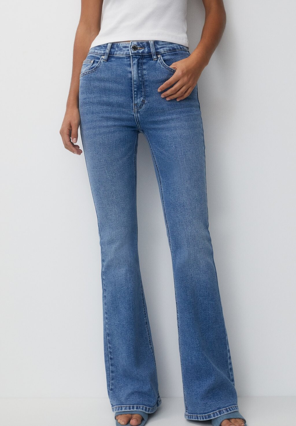 

Расклешенные джинсы PULL&BEAR