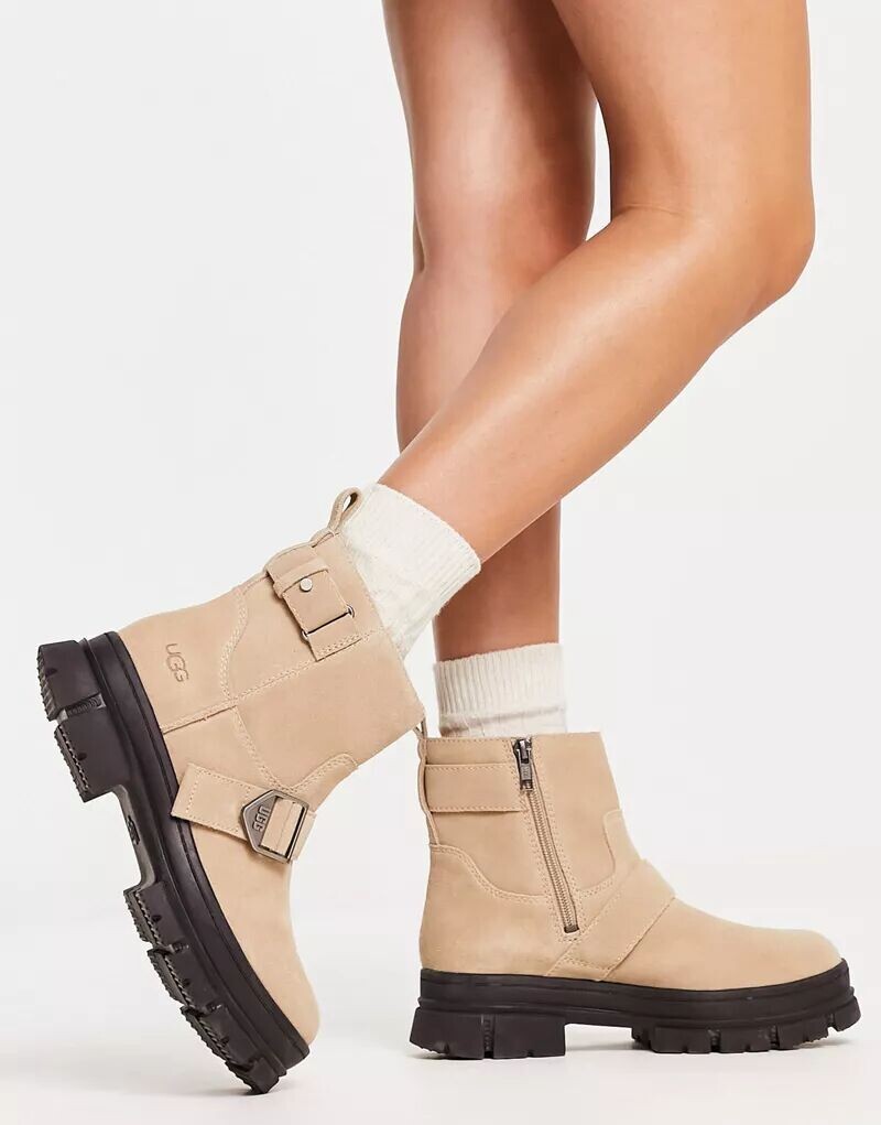 

Короткие непромокаемые ботинки UGG Ashton песочного цвета