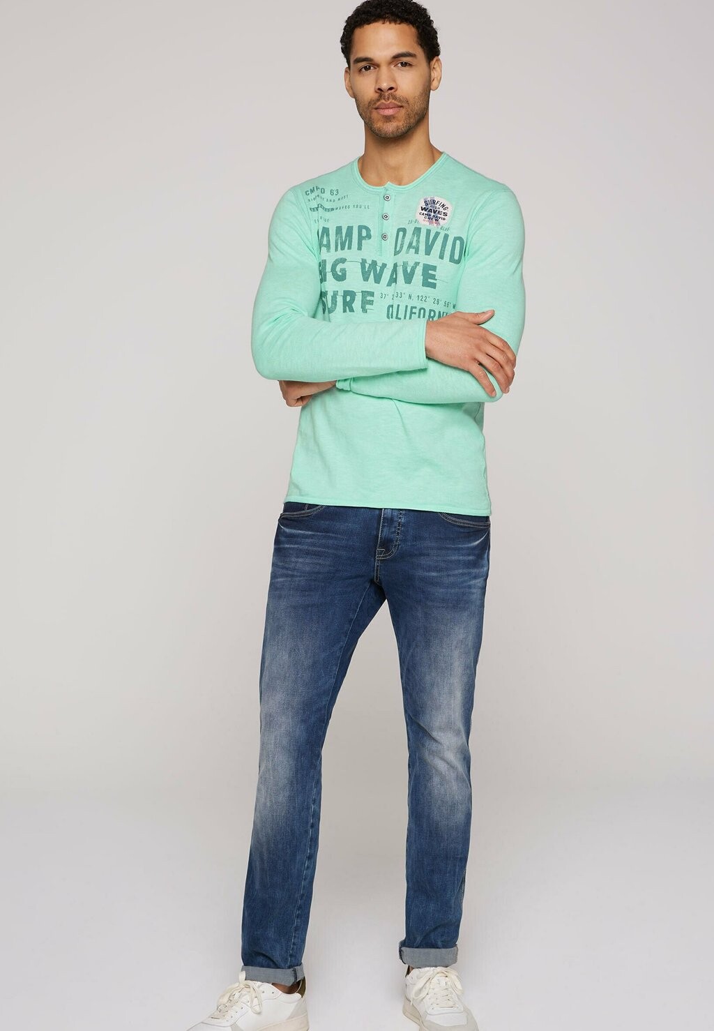 

Вязаный свитер HENLEY MIT LOGO PRINT Camp David, цвет sun aqua