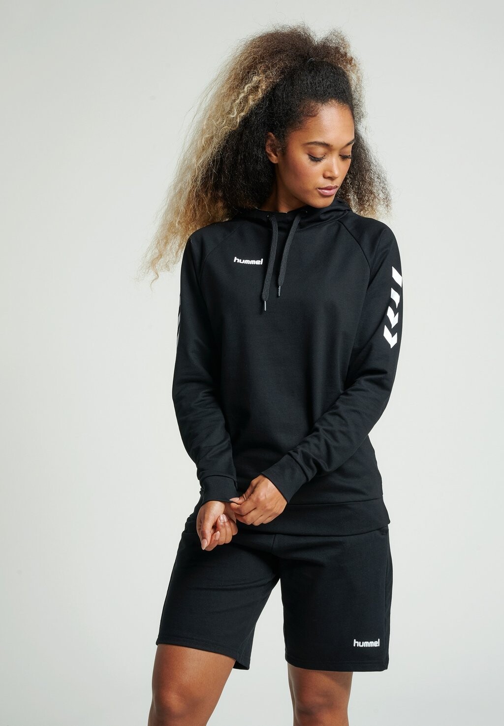 

Толстовка с капюшоном Hummel, черный