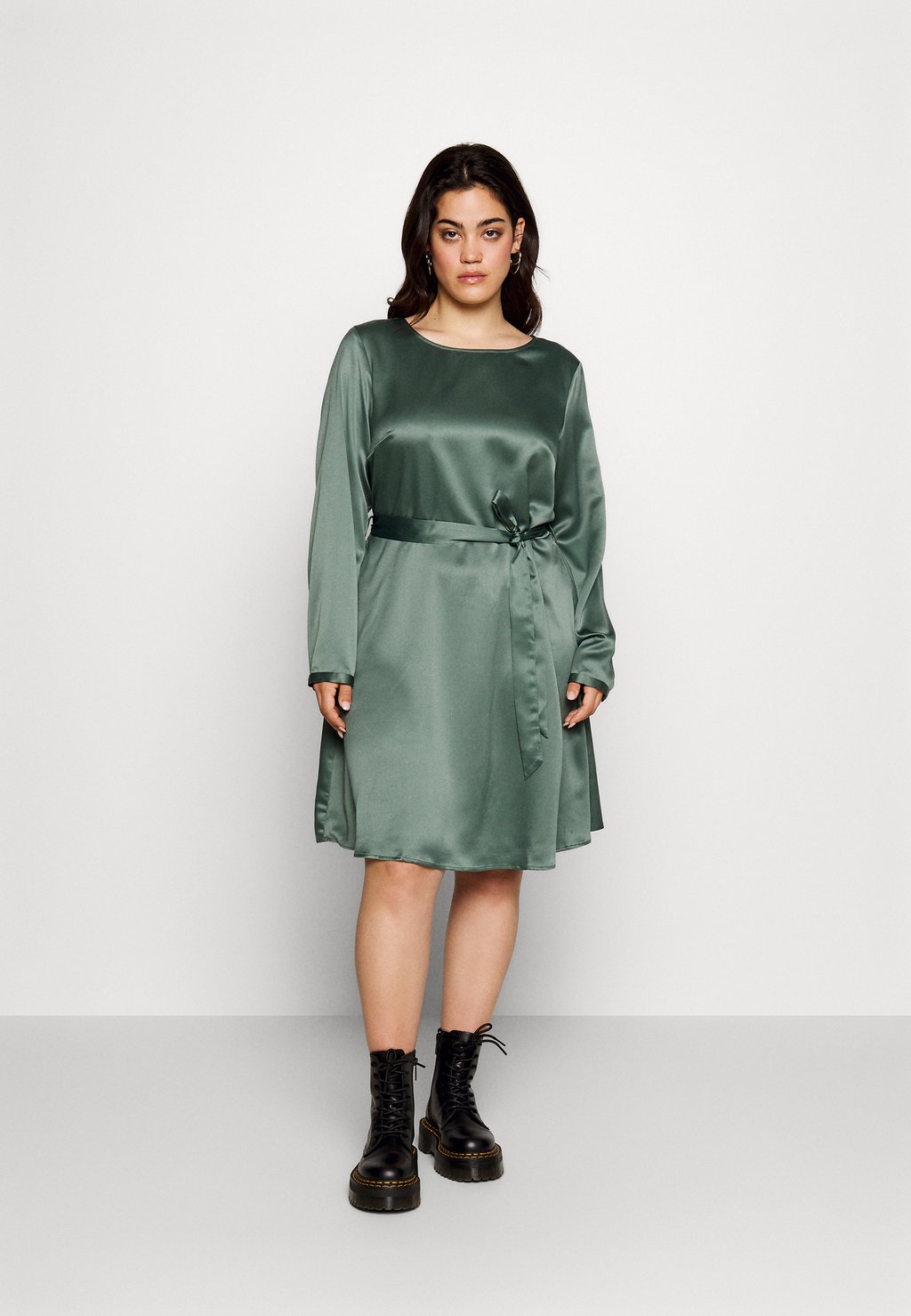 Платье коктейльное VMCMERLE Vero Moda Curve, темно-зеленый тренч vero moda темно серый