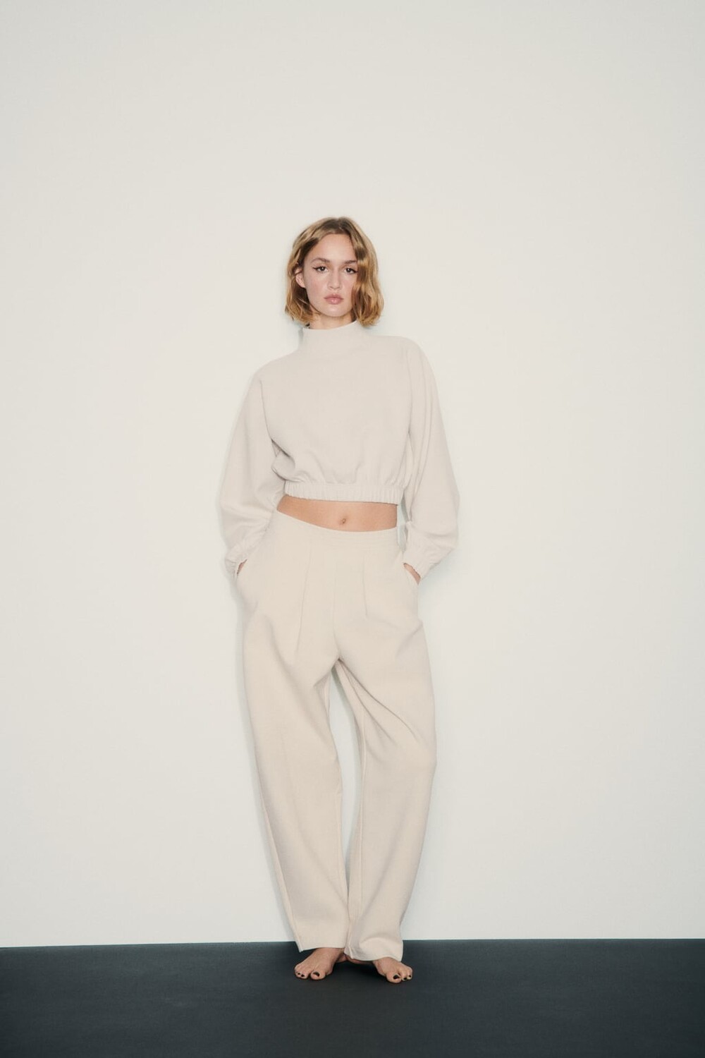 

Укороченный свитшот интерлок с высоким воротом ZARA, экрю