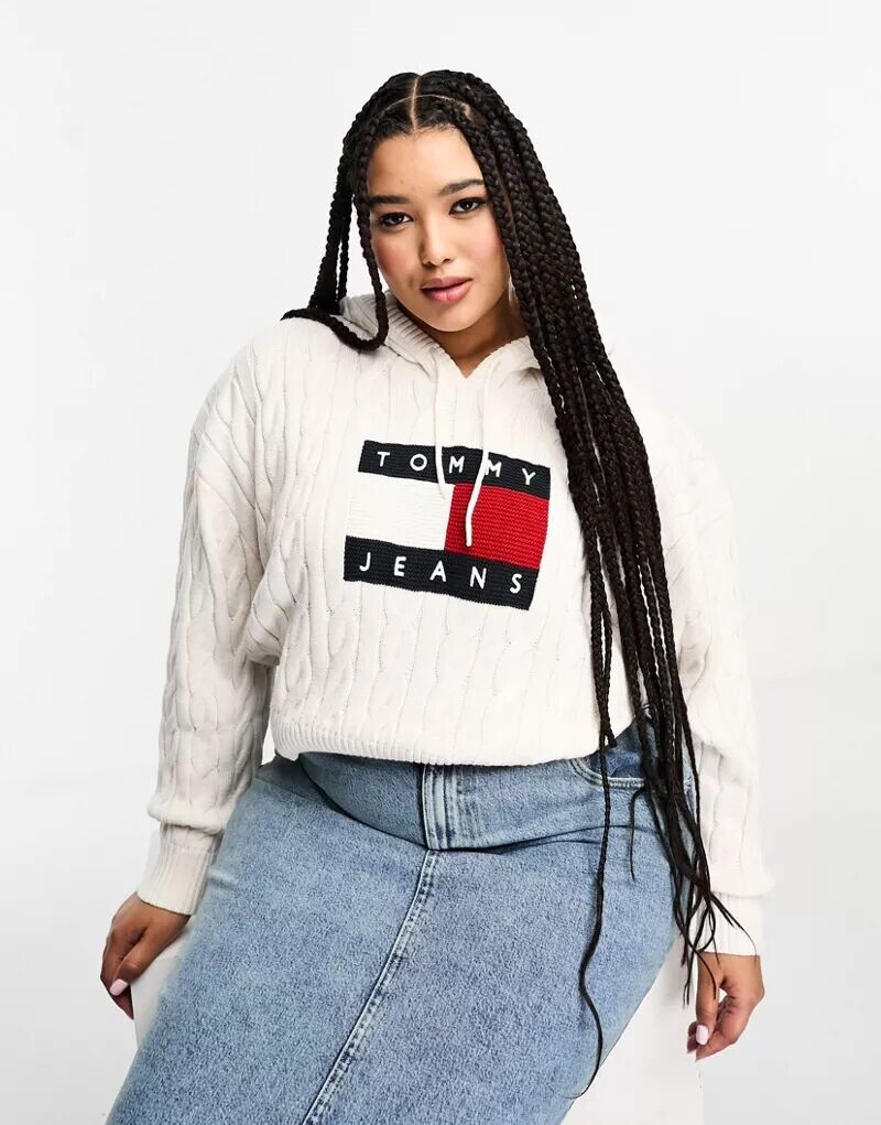 

Белая толстовка косой вязки Tommy Jeans Plus с логотипом-флагом в центре