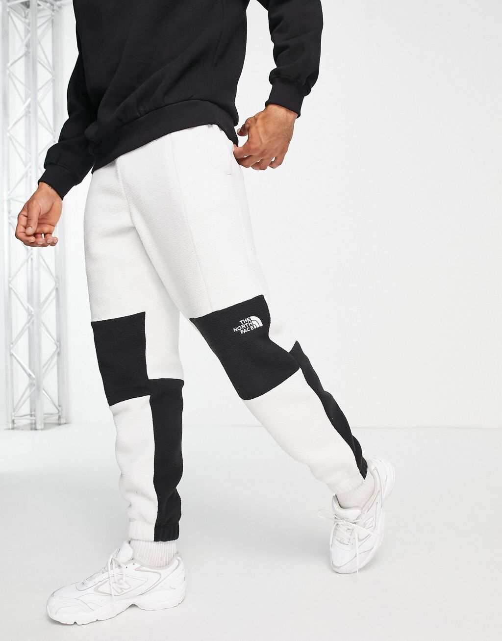 

Бело-черные флисовые джоггеры с высоким ворсом The North Face Shispare эксклюзивно на ASOS