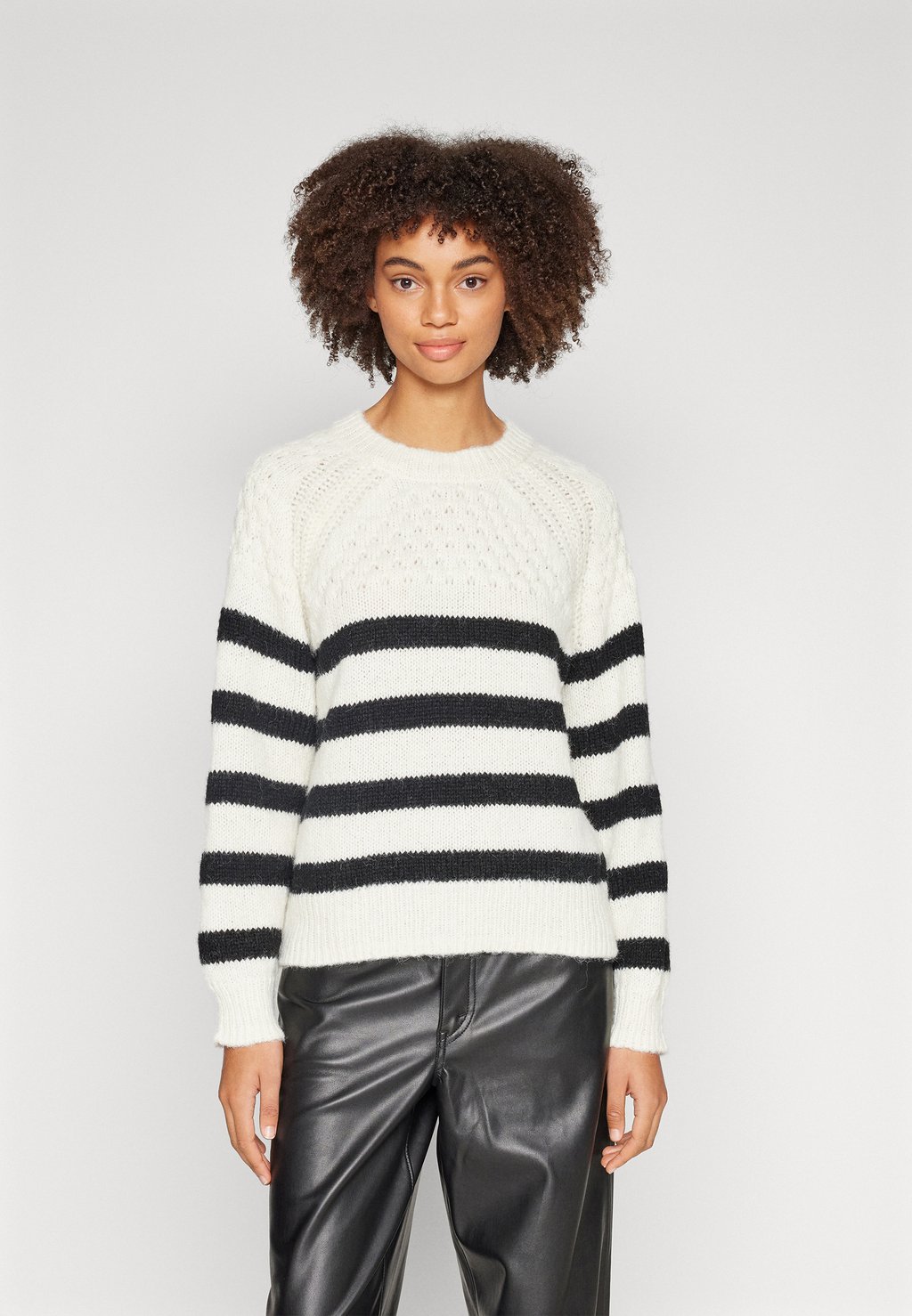 

Свитшот ONLY ONLBILLIE LIFE STRIPE O-NECK, цвет cloud dancer/black