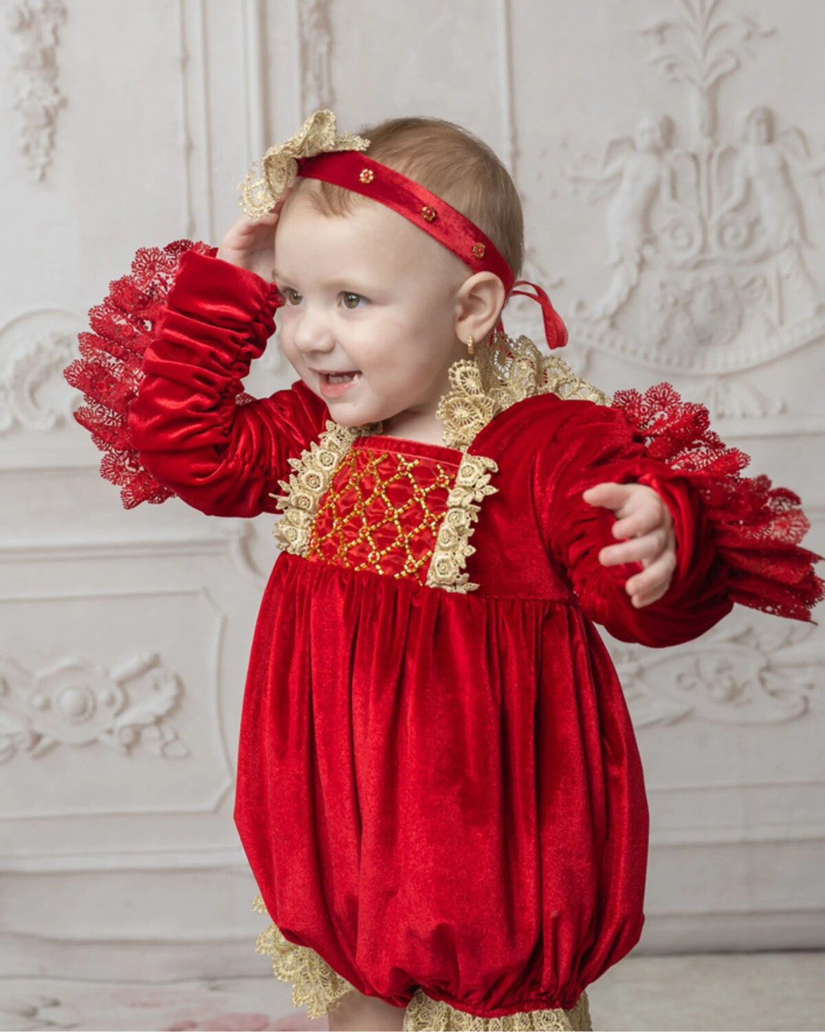 

Комбинезон Victoria для девочек с оборками, размер 3–24 мес Petite Maison Kids, красный/золотой