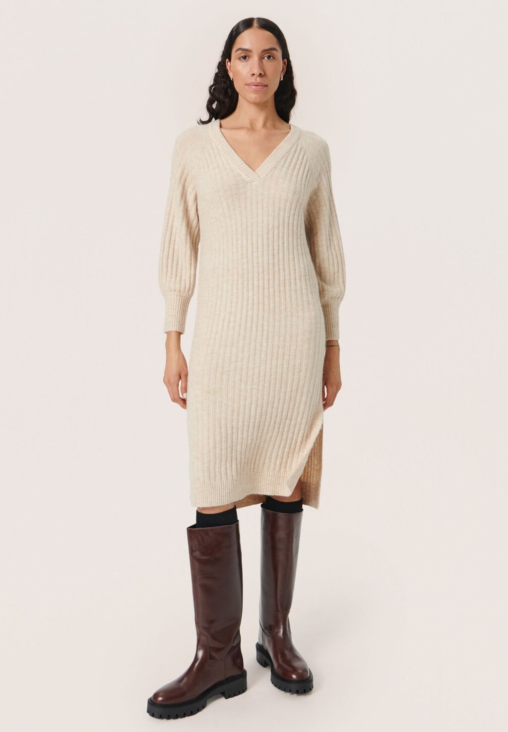 

Трикотажное платье RAKEL V-NECK Soaked in Luxury, песочный меланж, Бежевый