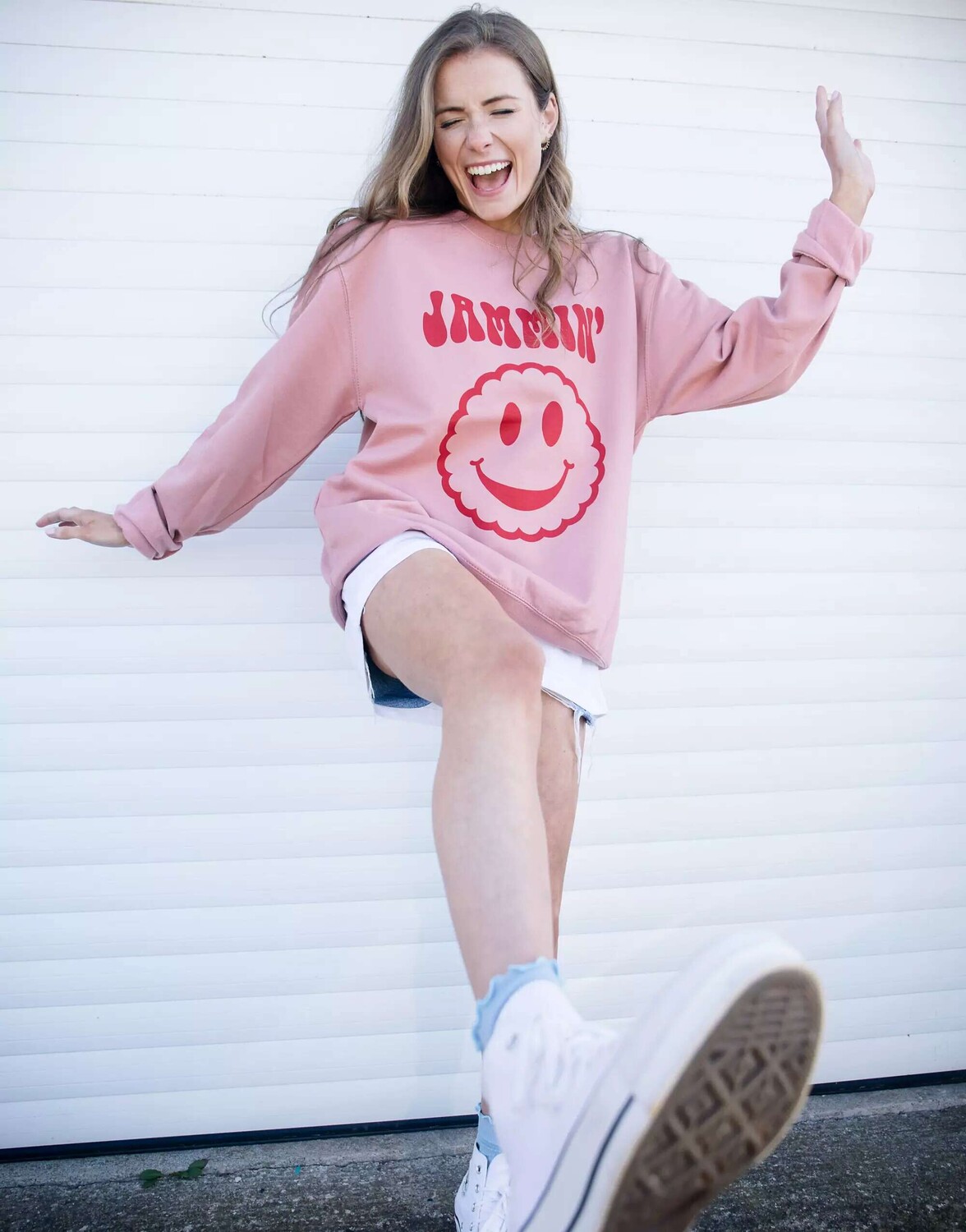 

Пыльно-розовый свитшот унисекс Jammin Happy Face с бисквитным слоганом Batch1