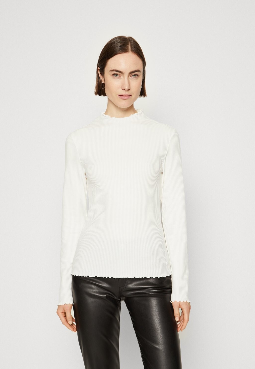 

Топ с длинными рукавами LONGSLEEVE TURTLENECK RUFFLES HEM Marc O'Polo DENIM, цвет egg white