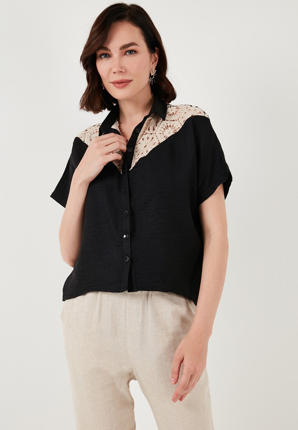 

Блузка на пуговицах Regular Fit LELA, черная