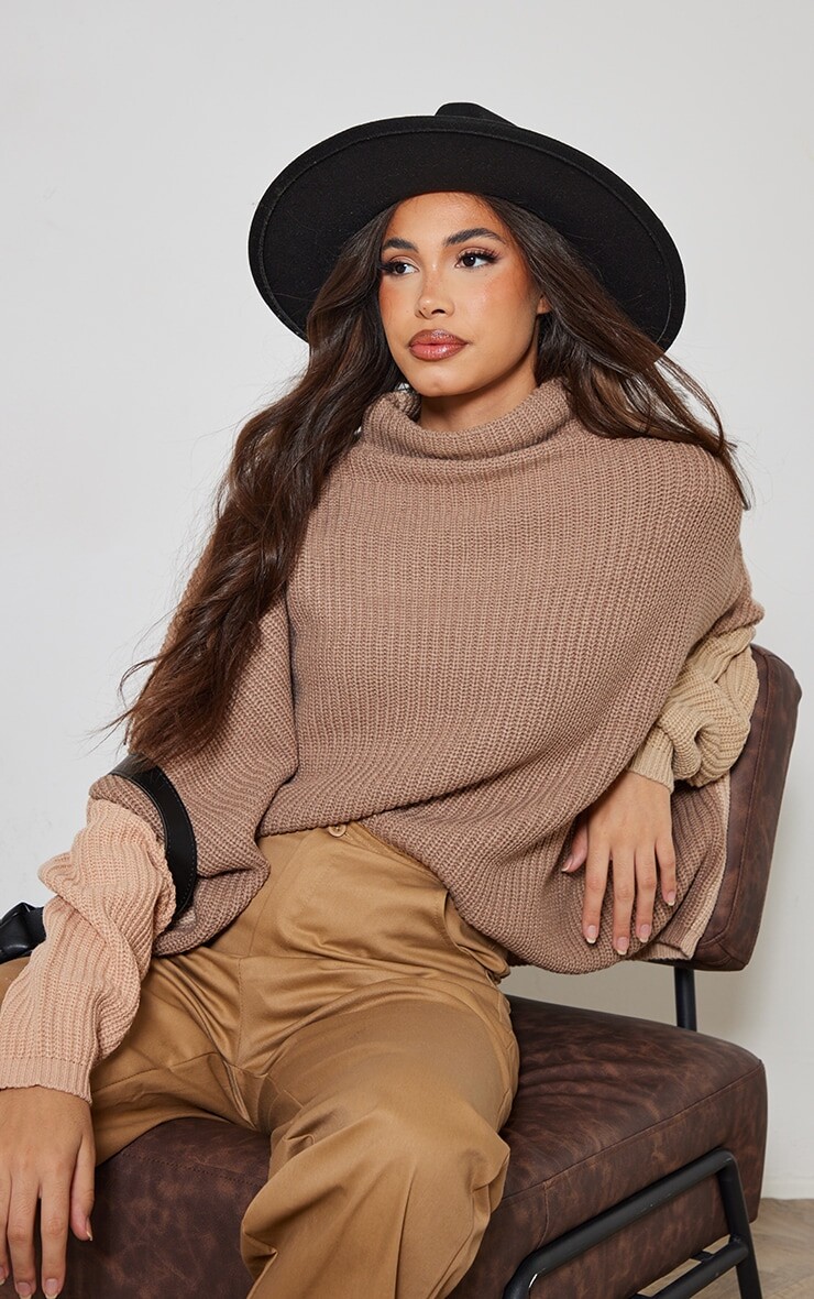

PrettyLittleThing Джемпер в стиле колор-блок с высоким камнем