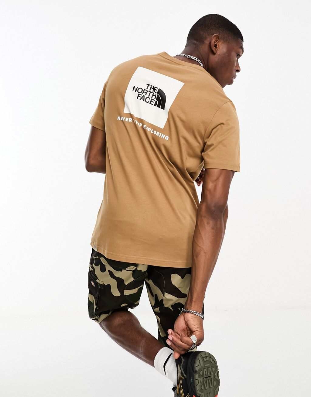 

Коричневая футболка с принтом на спине The North Face Redbox эксклюзивно на ASOS, Коричневый