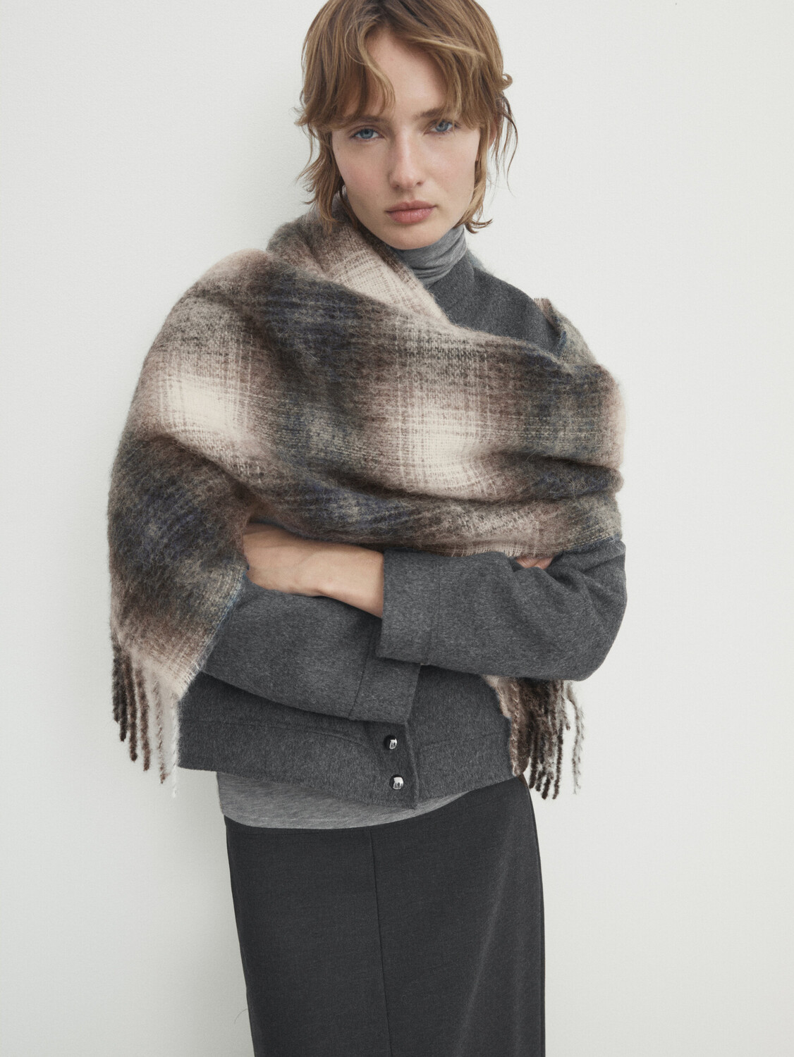 

Шарф в клетку с бахарькой Massimo Dutti, синий