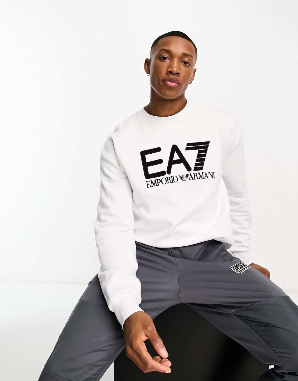 

Белая толстовка оверсайз с большим логотипом Emporio Armani EA7
