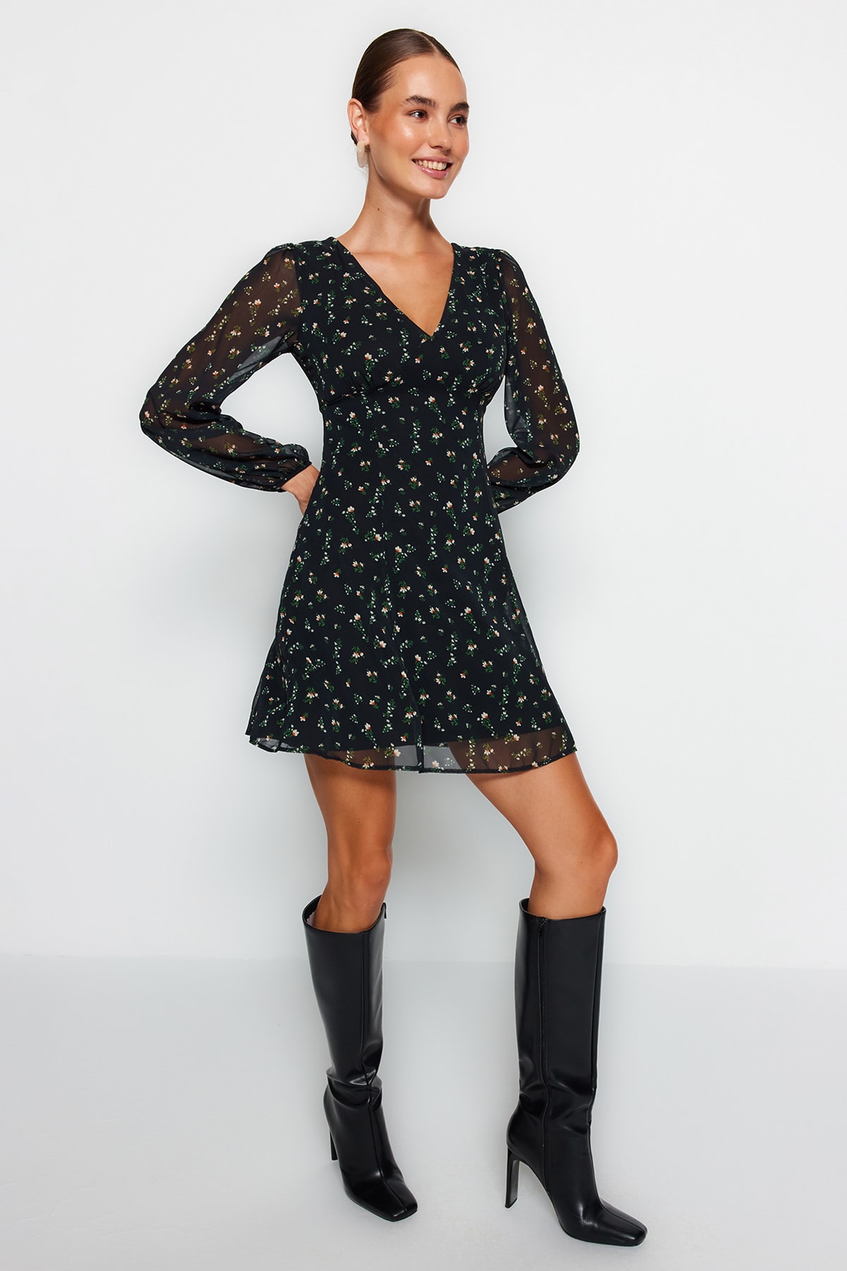 Мини-платье Trendyol на подкладке с цветочным узором, черный ботинки дерби из кожи с цветочным узором 40 черный