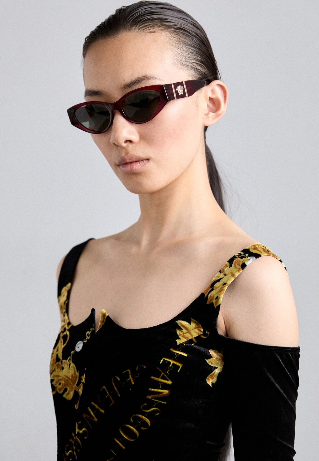 

Солнцезащитные очки Versace, бордо