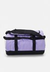 Спортивная сумка BASE CAMP DUFFEL UNISEX The North Face, сиренево-фиолетовый цена и фото