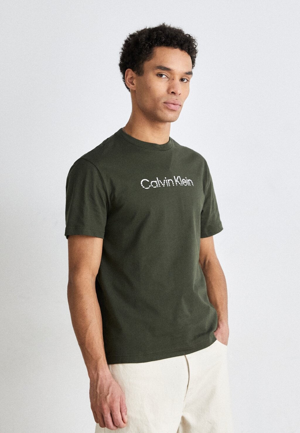 

Футболка с принтом DEGRADE LOGO Calvin Klein, цвет dark olive