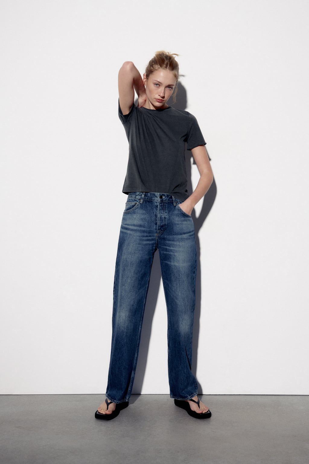 

Приталенная футболка с потертостями ZARA, угольный