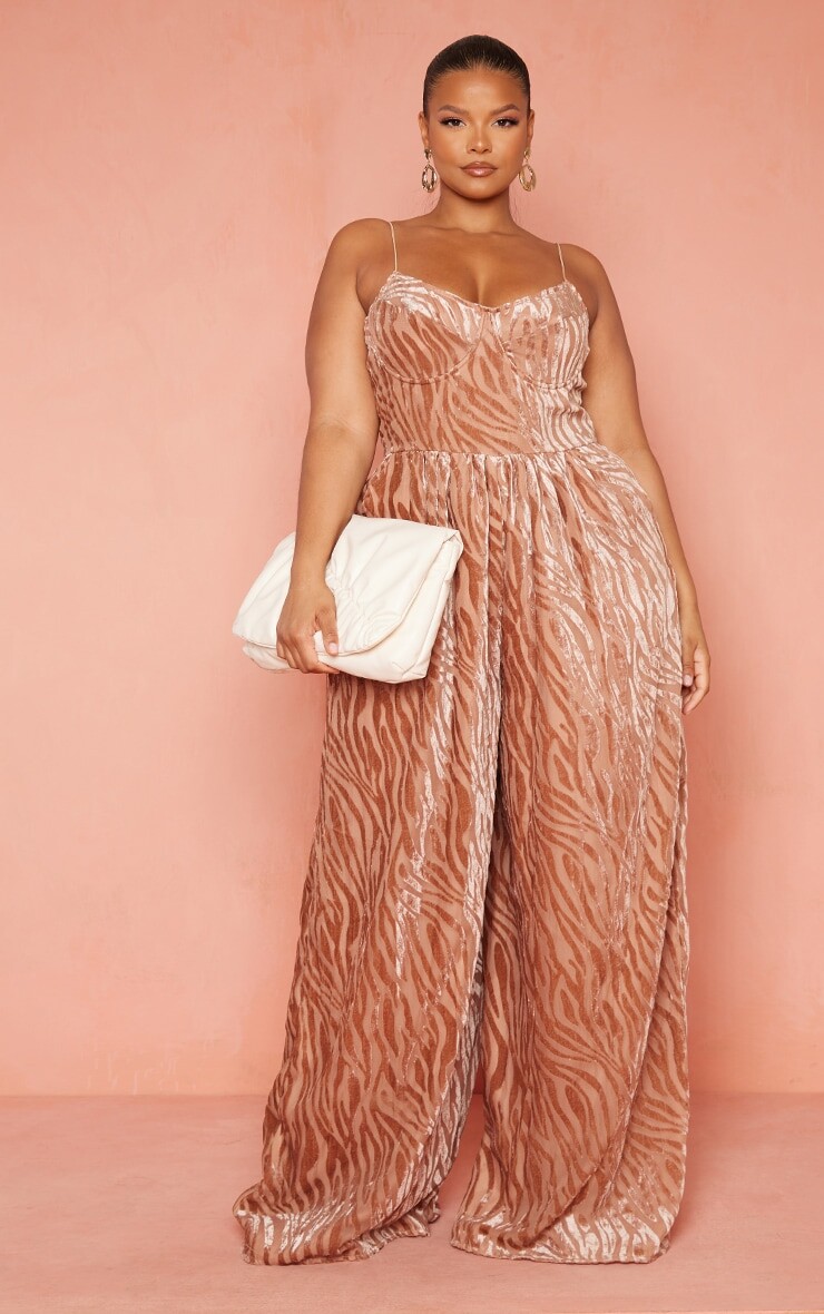 

PrettyLittleThing Широкий комбинезон Plus с чашечками Mocha Devore