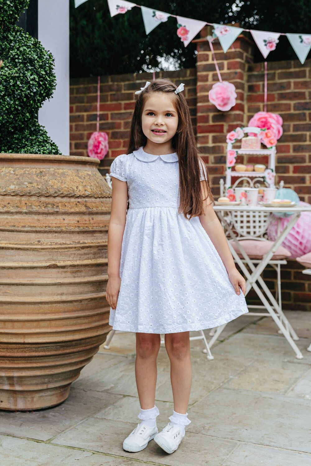 

Белое хлопковое платье Margot с английской вышивкой Trotters London, белый