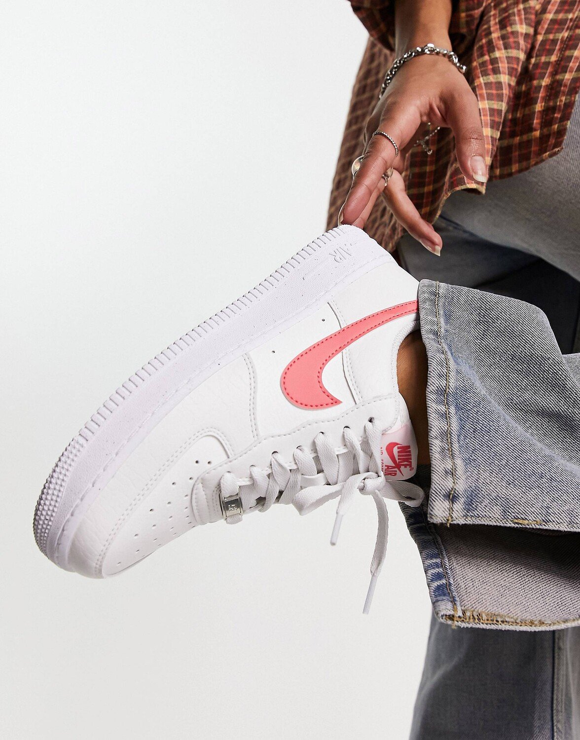 

Кроссовки Nike Air Force 1 белого и морского коралла